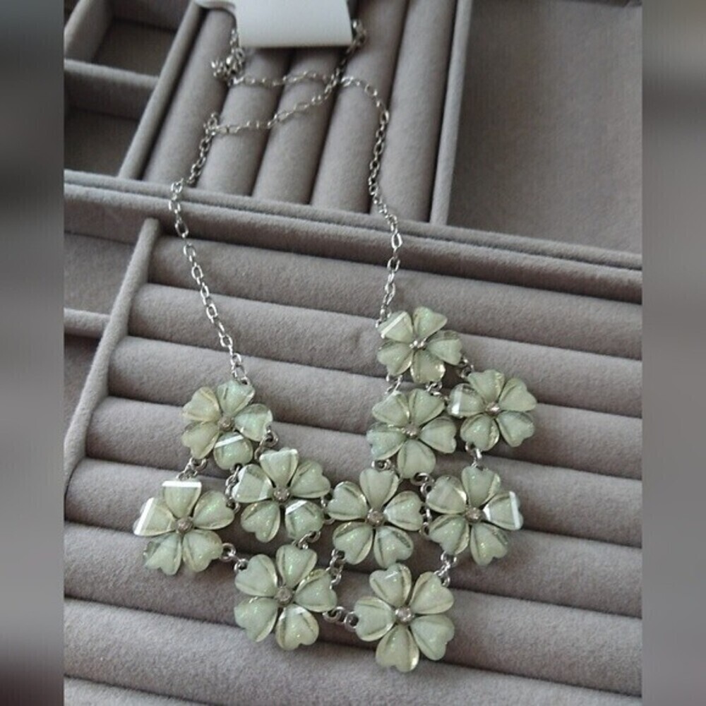 Claire's flower with crystal necklace